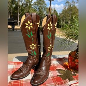 Tall top 5.5 Justin ladies flower boots.